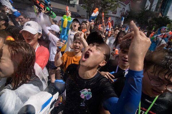 Участники сражения с водяными пистолетами в Сеуле, Южная Корея   - Sputnik Азербайджан