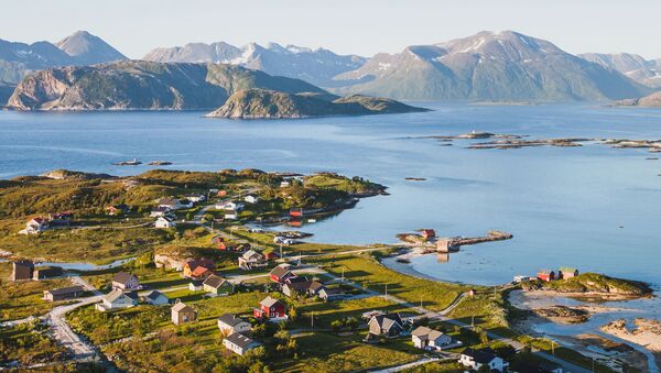 В норвежской фюльке Тромс находится остров Соммарой или Соммарей   - Sputnik Азербайджан