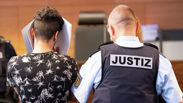 Один из обвиняемых в групповом изнасиловании 18-летней девушки в зале суда во Фрайбурге, Германия. 26 июня 2019 - Sputnik Азербайджан