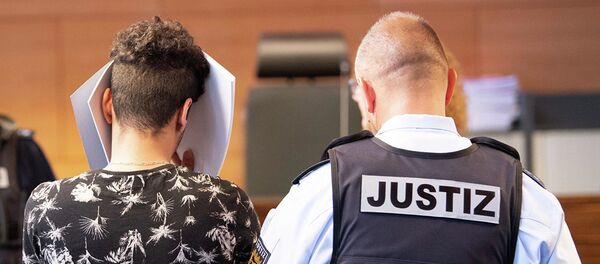 Один из обвиняемых в групповом изнасиловании 18-летней девушки в зале суда во Фрайбурге, Германия. 26 июня 2019 - Sputnik Азербайджан