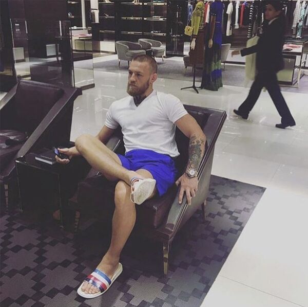 Instagram с фотографиями грустных мужчин, ждущих жен в магазинах Instagram с фотографиями грустных мужчин, ждущих жен в магазинах - Sputnik Азербайджан