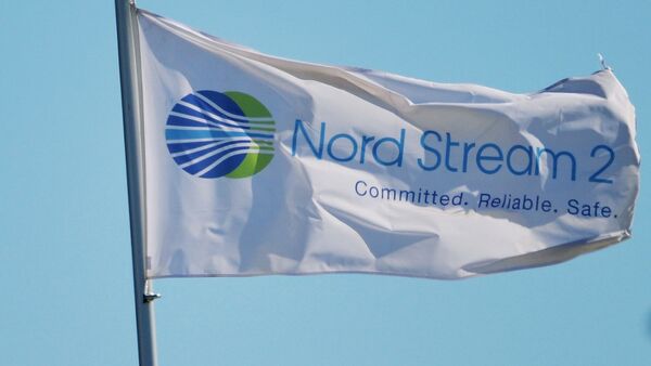 Флаг с символикой компании Nord Stream 2 AG, ведущей строительство газопровода Северный поток-2 в Германии - Sputnik Azərbaycan