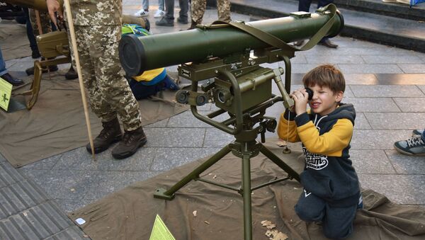 Мальчик у переносного противотанкового ракетного комплекса РК-3 «Корсар» на выставке военной техники в День защитника Украины во Львове - Sputnik Azərbaycan