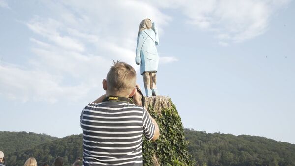 В Словении появилась деревянная статуя Меланьи Трамп - Sputnik Азербайджан
