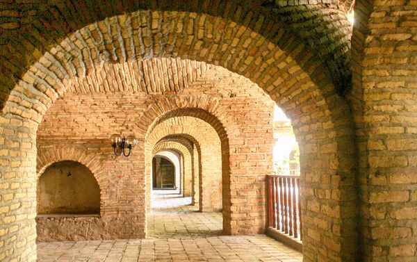 Верхний караван-сарай — исторический памятник XVII века, расположенный в Азербайджане, в городе Шеки - Sputnik Азербайджан