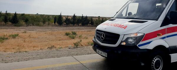 Qəza baş verən ərazidə təcili tibbi yardım avtomobili - Sputnik Азербайджан