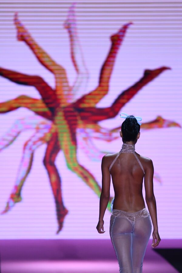 Модель во время презентации коллекции Andres Sarda на неделе моды Mercedes Benz Spring/Summer 2020 в Мадриде  - Sputnik Азербайджан
