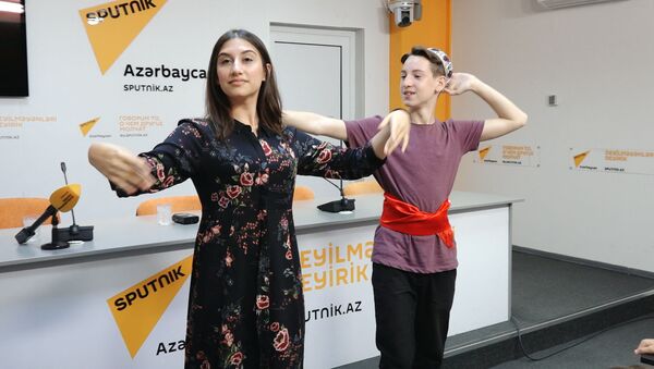Танцы и стихи: детский театр Гюнай выступил на площадке Sputnik Азербайджан - Sputnik Азербайджан