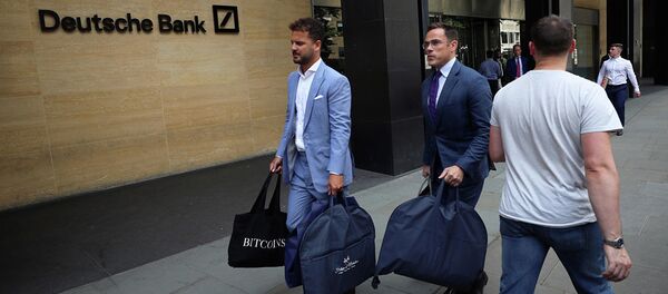 Мужчины выходят из здания офиса Deutsche Bank в Лондоне Мужчины выходят из здания офиса Deutsche Bank в Лондоне - Sputnik Азербайджан