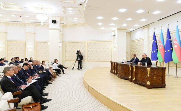 Президент Ильхам Алиев принял делегацию ЕС во главе с Дональдом Туском - Sputnik Азербайджан