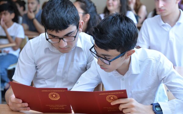 Выпускникам школ вручили аттестаты - Sputnik Азербайджан