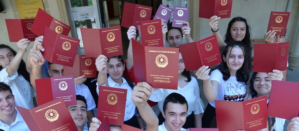 Выпускникам школ вручили аттестаты Выпускникам школ вручили аттестаты - Sputnik Азербайджан