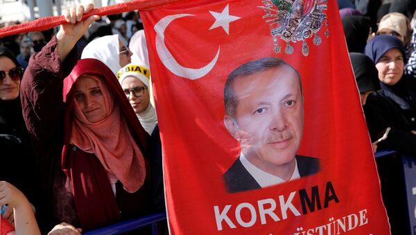 Женщина держит флаг с изображением президента Турции Тайипа Эрдогана - Sputnik Azərbaycan