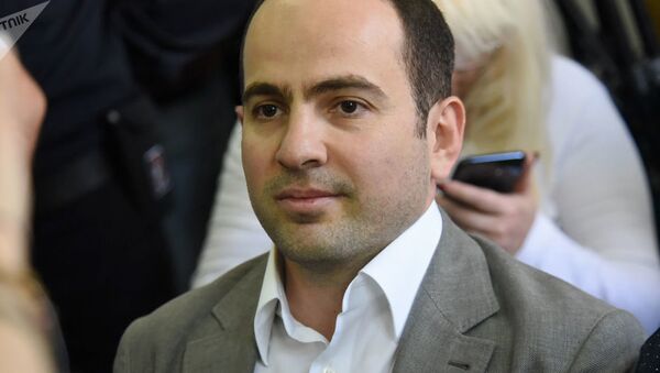 Седрак Кочарян в зале суда перед началом заседания - Sputnik Azərbaycan