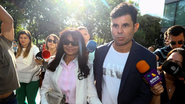 Хавьер Санчес-Сантос прибывает со своей матерью Марией Эдите Сантос, чтобы предстать перед судом в Валенсии для рассмотрения дела об отцовстве - Sputnik Азербайджан