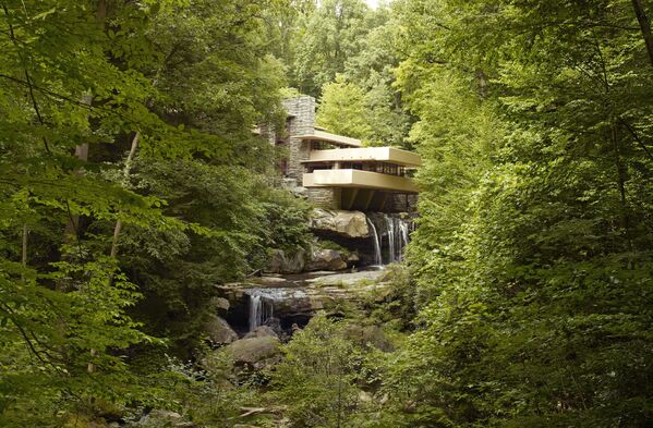 Дом над водопадом американского архитектора Фрэнка Ллойда Райта а юго-западе штата Пенсильвания - Sputnik Азербайджан