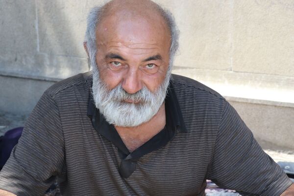 Bomj kimi yaşayan, iki ali təhsili olan böyrək xəstəsi: “Evtanaziya istəyirəm” Bomj kimi yaşayan, iki ali təhsili olan böyrək xəstəsi: “Evtanaziya istəyirəm” - Sputnik Azərbaycan