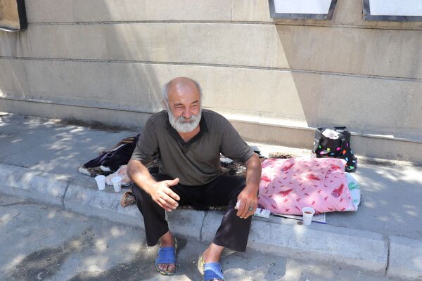 Bomj kimi yaşayan, iki ali təhsili olan böyrək xəstəsi: “Evtanaziya istəyirəm” Bomj kimi yaşayan, iki ali təhsili olan böyrək xəstəsi: “Evtanaziya istəyirəm” - Sputnik Azərbaycan