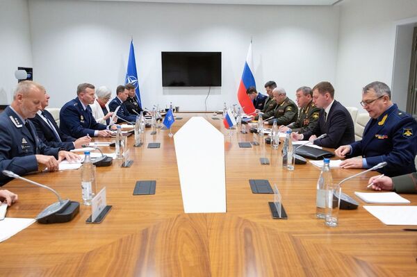 Зачем глава Генштаба РФ и главком сил НАТО выбрали для переговоров Баку - эксперты - Sputnik Азербайджан