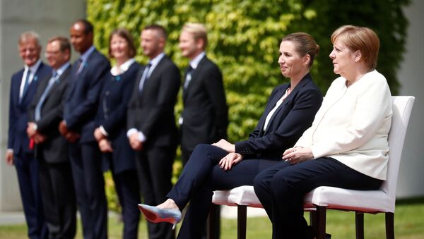 Канцлер Германии Ангела Меркель принимает премьер-министра Дании Метте Фредериксена с военными почестями в Канцелярии в Берлине, Германия - Sputnik Azərbaycan