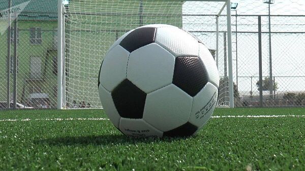 Футбольный мяч перед воротами - Sputnik Азербайджан