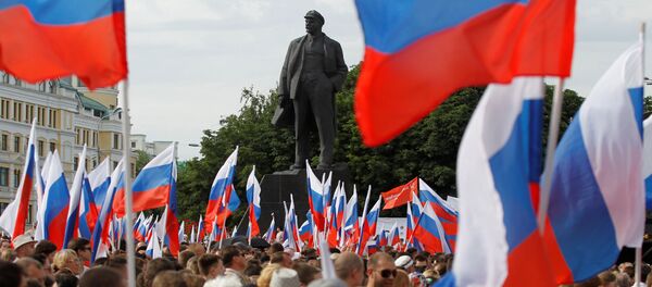 Люди возле памятника Ленину во время шествия, посвященного Дню России, в  Донецке, Украина - Sputnik Азербайджан