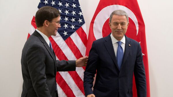 Министр обороны Турции Хулуси Акар и исполняющий обязанности министра обороны США Марк Эспер встретились во время встречи министров обороны НАТО в Брюсселе, Бельгия - Sputnik Azərbaycan