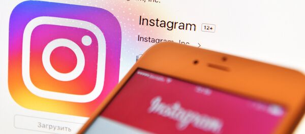 Иконка социальной сети Instagram на экране ноутбука - Sputnik Азербайджан