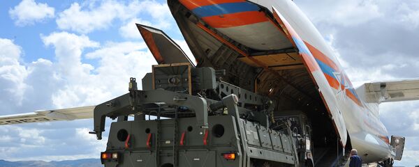 Первые части российской системы противоракетной обороны С-400 выгружены с российского самолета в аэропорту Муртед, известном как авиабаза Акинчи, недалеко от Анкары, Турция Первые части российской системы противоракетной обороны С-400 выгружены с российского самолета в аэропорту Муртед, известном как авиабаза Акинчи, недалеко от Анкары, Турция - Sputnik Азербайджан