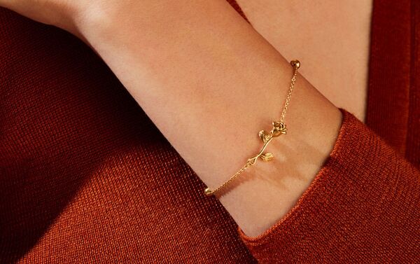 Золотой браслет в виде розы из коллекции Prada Fine Jewellery - Sputnik Азербайджан