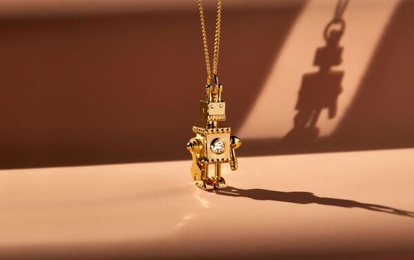Подвеска с кулоном в виде робота из коллекции Prada Fine Jewellery - Sputnik Азербайджан