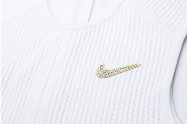 Nike и Swarovski создали брошь для выступления Серены Уильямс на Уимблдоне Nike и Swarovski создали брошь для выступления Серены Уильямс на Уимблдоне - Sputnik Азербайджан