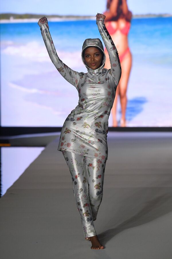 Модель Халима Аден на показе Неделе пляжной моды в Майами - Sputnik Азербайджан