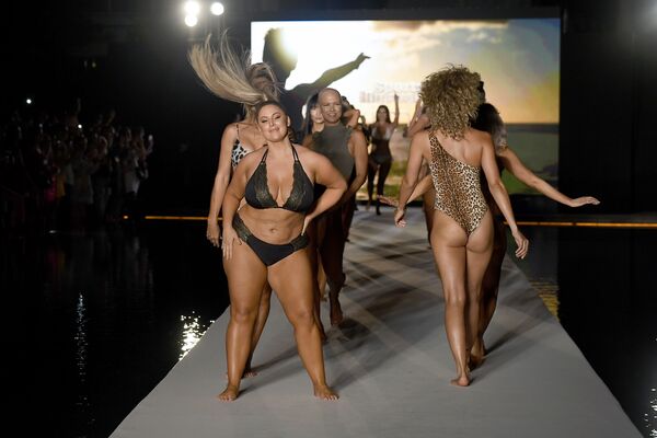 Модели во время презентации коллекции 2019 Sports Illustrated Swimsuit  на Неделе пляжной моды в Майами  - Sputnik Азербайджан