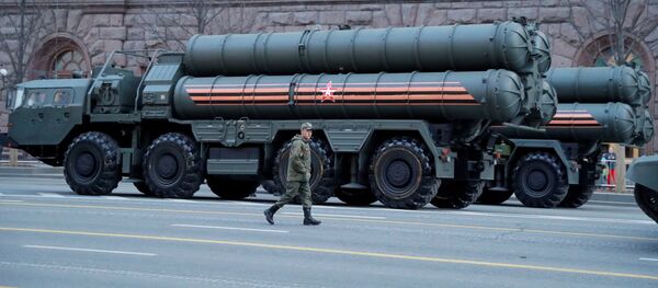 Российский военнослужащий проходит мимо ракетных систем ПВО С-400 перед началом парада по случаю годовщины победы над нацистской Германией во Второй мировой войне в центре Москвы - Sputnik Азербайджан