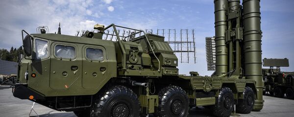 Российская система пуска зенитных ракет С-400 представлена на экспозиционном поле в парке Кубинка Патриот под Москвой - Sputnik Азербайджан
