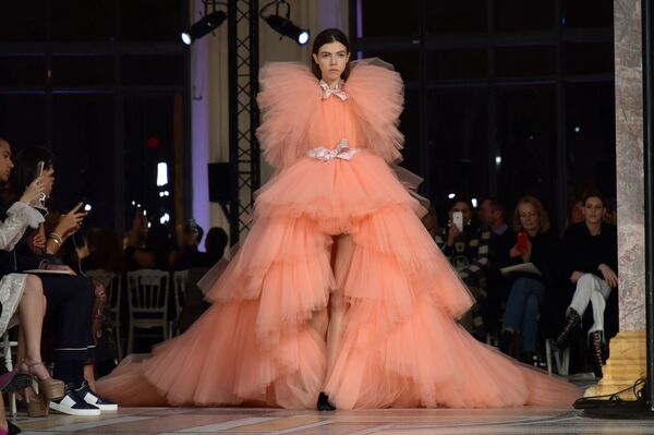 Высокий жанр: чем запомнилась Неделя Haute Couture - Sputnik Азербайджан