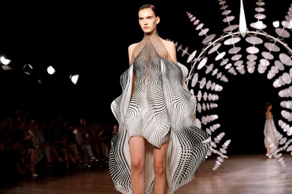 Высокий жанр: чем запомнилась Неделя Haute Couture - Sputnik Азербайджан
