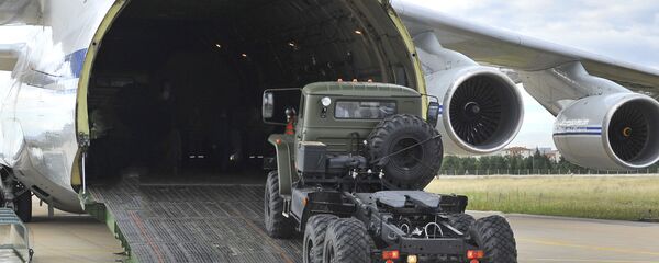 Первые части российской системы противоракетной обороны С-400 выгружены с российского самолета в аэропорту Муртед, известном как авиабаза Акинчи, недалеко от Анкары, Турция - Sputnik Азербайджан