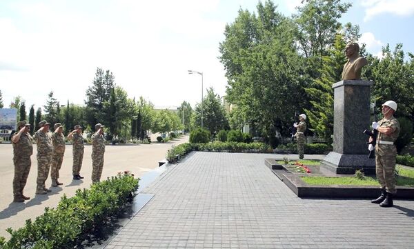 Закир Гасанов проверяет боеспособность воинских частей армии Азербайджана Закир Гасанов проверяет боеспособность воинских частей армии Азербайджана - Sputnik Азербайджан