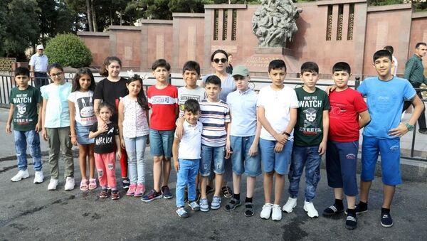 Дети шехидов апрельских боев - Sputnik Азербайджан