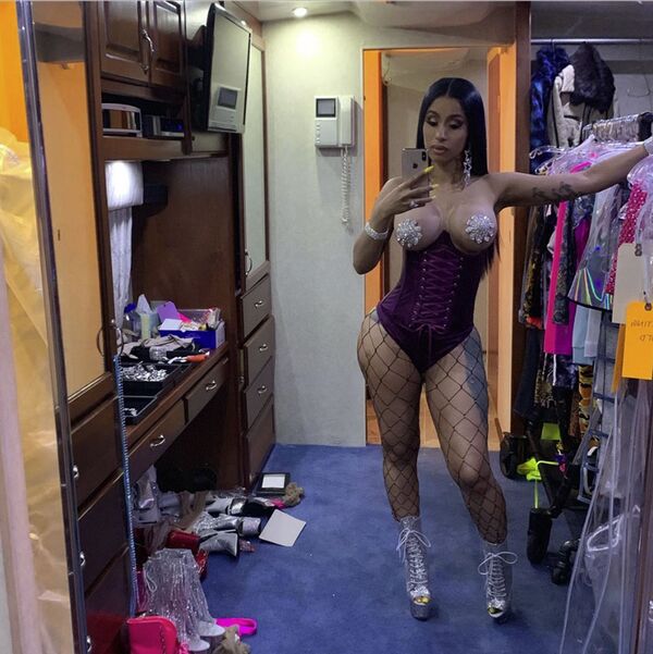 Дженнифер Лопес и Cardi B объявлены мошенницами Дженнифер Лопес и Cardi B объявлены мошенницами - Sputnik Азербайджан