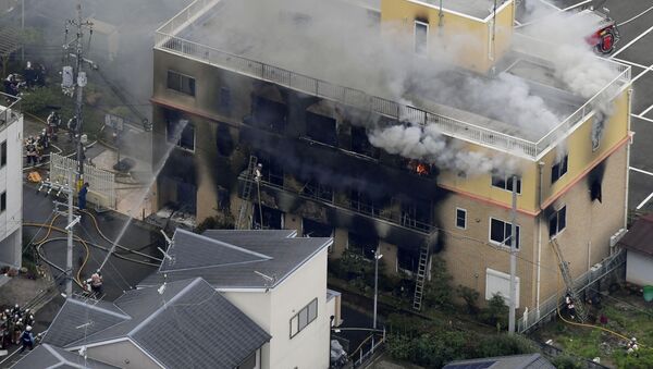 Пожар после распыления жидкости в трехэтажной студии Kyoto Animation Co. в Киото, западная Япония - Sputnik Азербайджан
