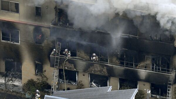 Пожар после распыления жидкости в трехэтажной студии Kyoto Animation Co. в Киото, западная Япония - Sputnik Azərbaycan