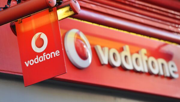 Логотип британского гиганта мобильной связи Vodafone приветствует посетителей в их розничном магазине, фото из архива - Sputnik Азербайджан