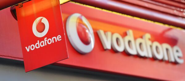 Логотип британского гиганта мобильной связи Vodafone приветствует посетителей в их розничном магазине, фото из архива Логотип британского гиганта мобильной связи Vodafone приветствует посетителей в их розничном магазине, фото из архива - Sputnik Азербайджан