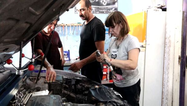 Женщина в мужской профессии: как азербайджанка ремонтирует автомобили - Sputnik Азербайджан
