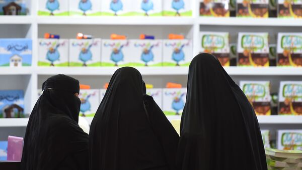 Niqab geyinmiş misirli qadınlar Qahirədə beynəlxalq kitab sərgisində, arxiv şəkli - Sputnik Azərbaycan