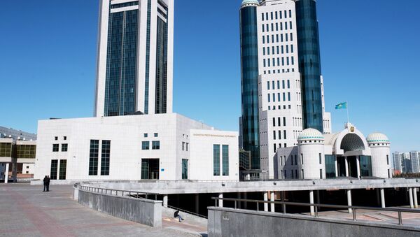 Здание парламента Республики Казахстан в Нур-Султане, фото из архива - Sputnik Azərbaycan
