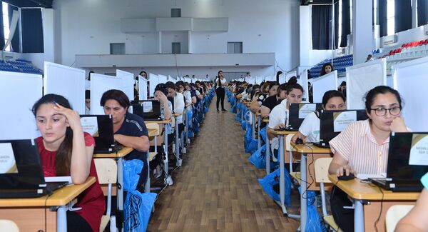 Planşet, şparqalka, hicab - şagirdlərini geridə qoyan müəllimlərin imtahanından REPORTAJ Planşet, şparqalka, hicab - şagirdlərini geridə qoyan müəllimlərin imtahanından REPORTAJ - Sputnik Azərbaycan